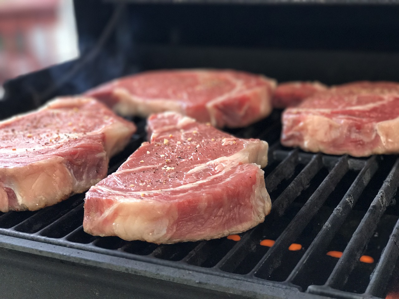 腊肉与鲜肉，传统美食风味对比的魅力展现